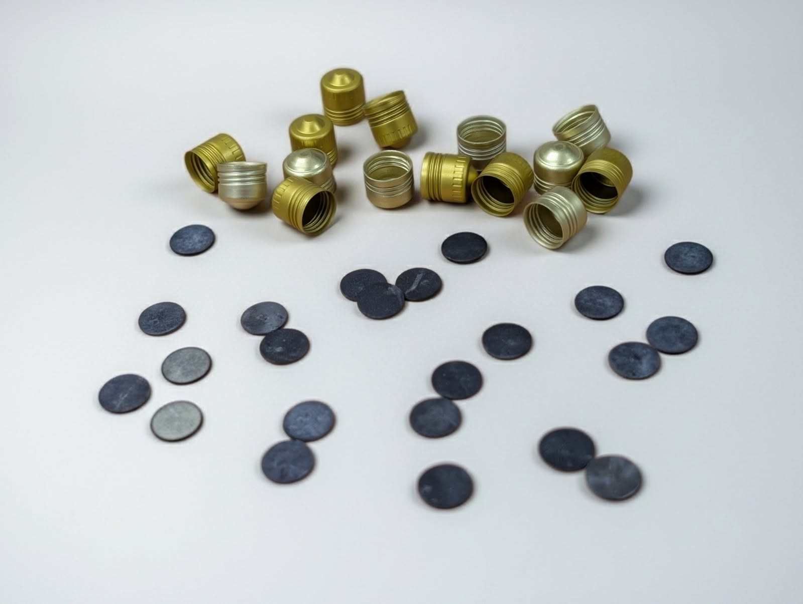 Why Sealing Discs Should Not Be Used with Threaded Aluminum Caps on Flared Fittings in Aviation